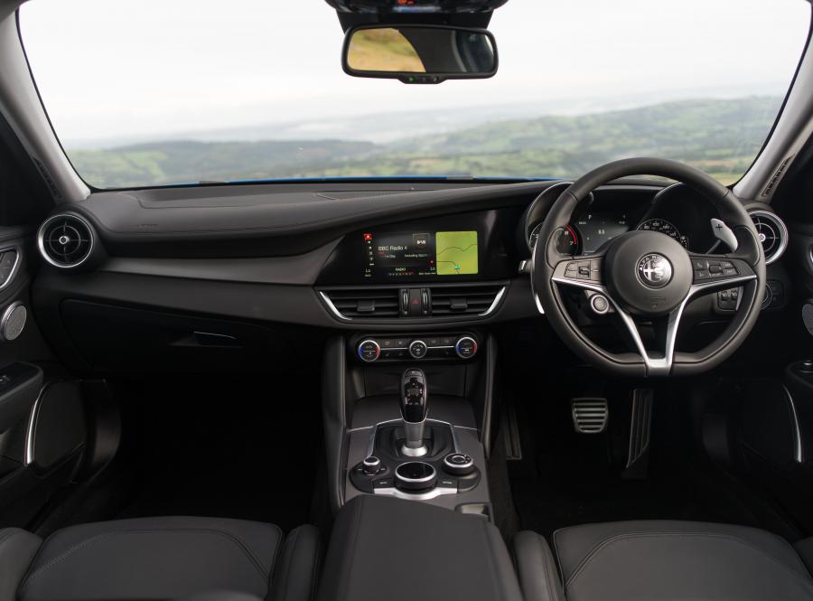 Торпедо Alfa Romeo Giulia Veloce (952) 2017 года  (UK) (фото 13 из 24)